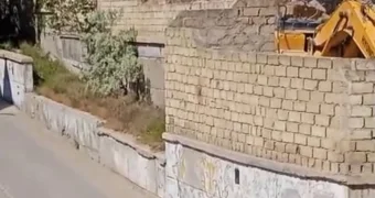 Здание бывшего детсада сносят в Актау: жители жалуются на небезопасные работы